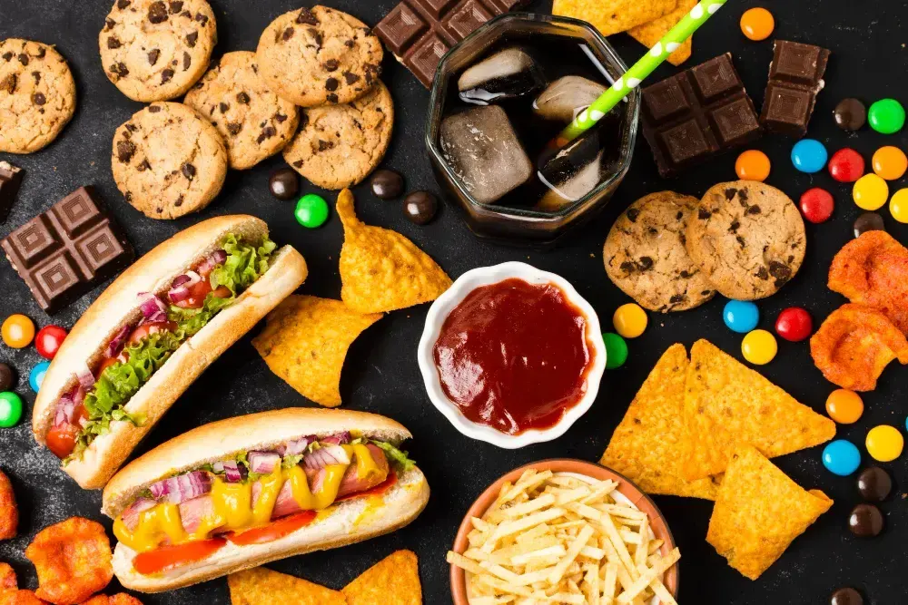 Alimentos processados em uma mesa.