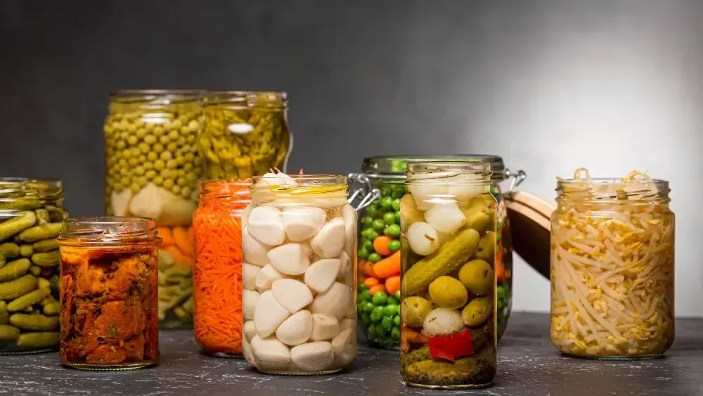 Produtos em conserva representam os riscos dos botulismo em alimentos.