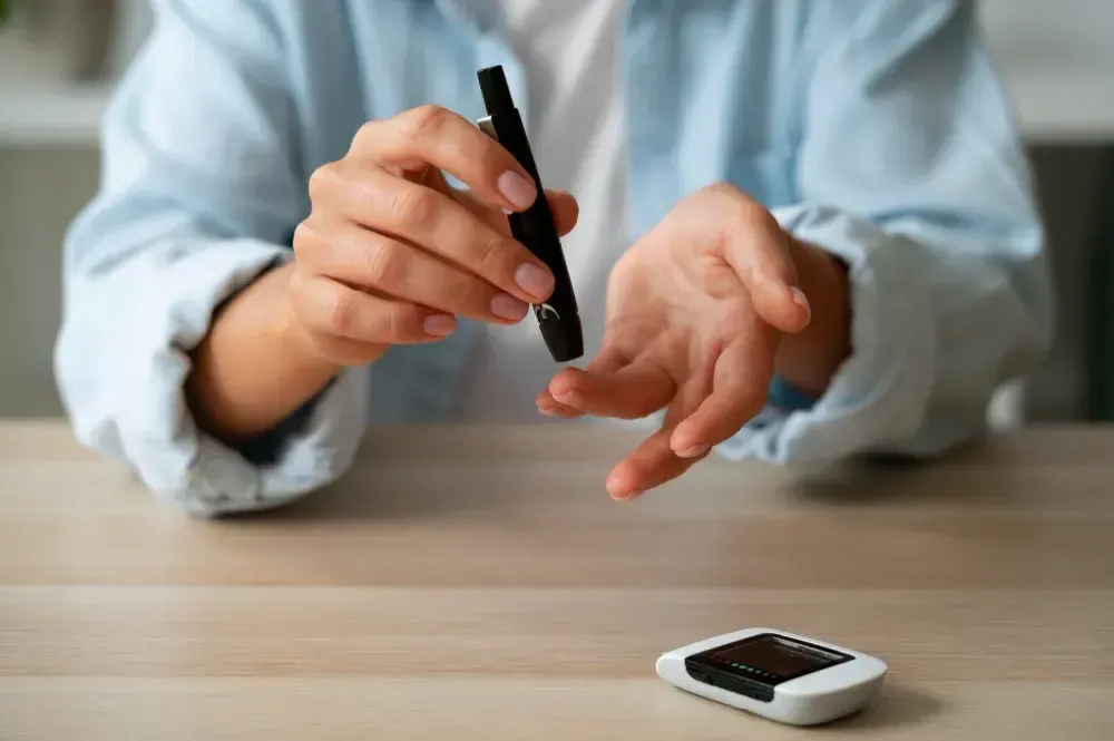 Uma pessoa com diagnóstico de diabetes usa um medidor de glicose.