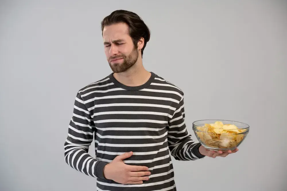 Homem segura pote com batata e sente sintomas de intoxicação alimentar.