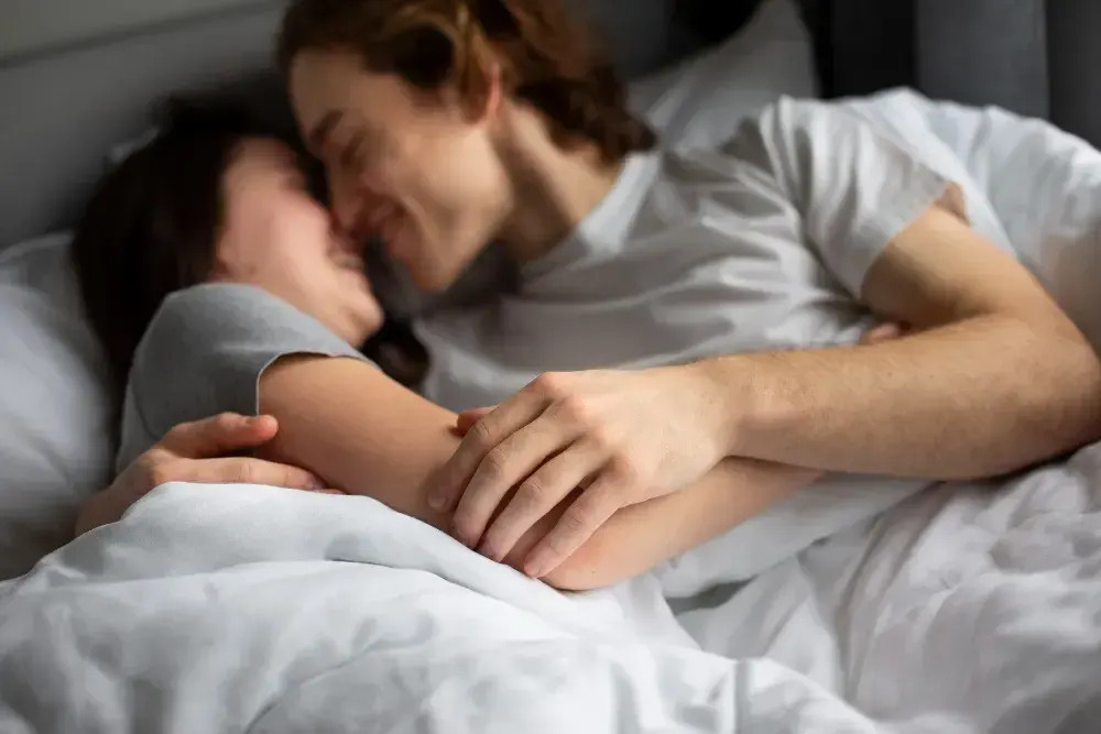 Casal de homem e mulher estão na casa. Imagem representa a libido feminina.