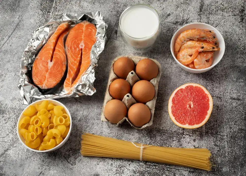 Imagem mostra diversos alimentos que demonstram que o excesso de proteína pode fazer mal.