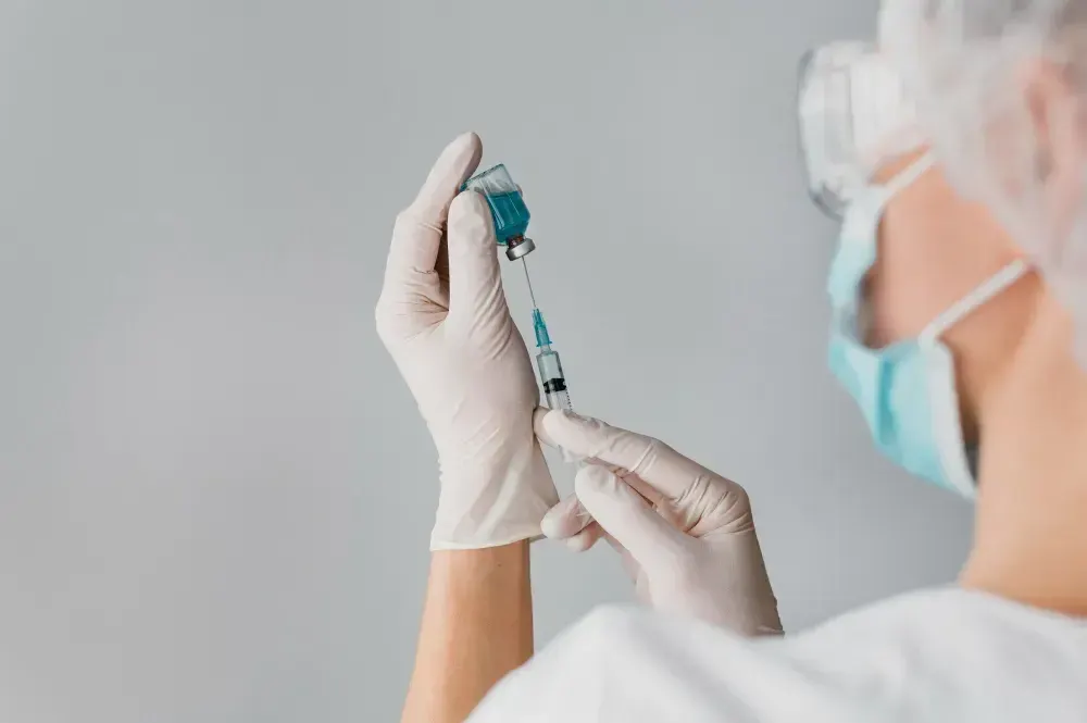 Médica segurando vacina da gripe